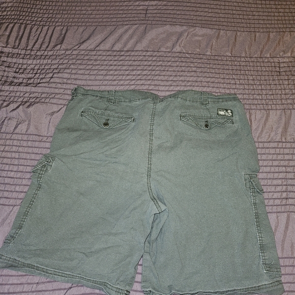 IZOD saltwater stretch mens shorts green khaki cargo style shorts - Picture 4 of 6